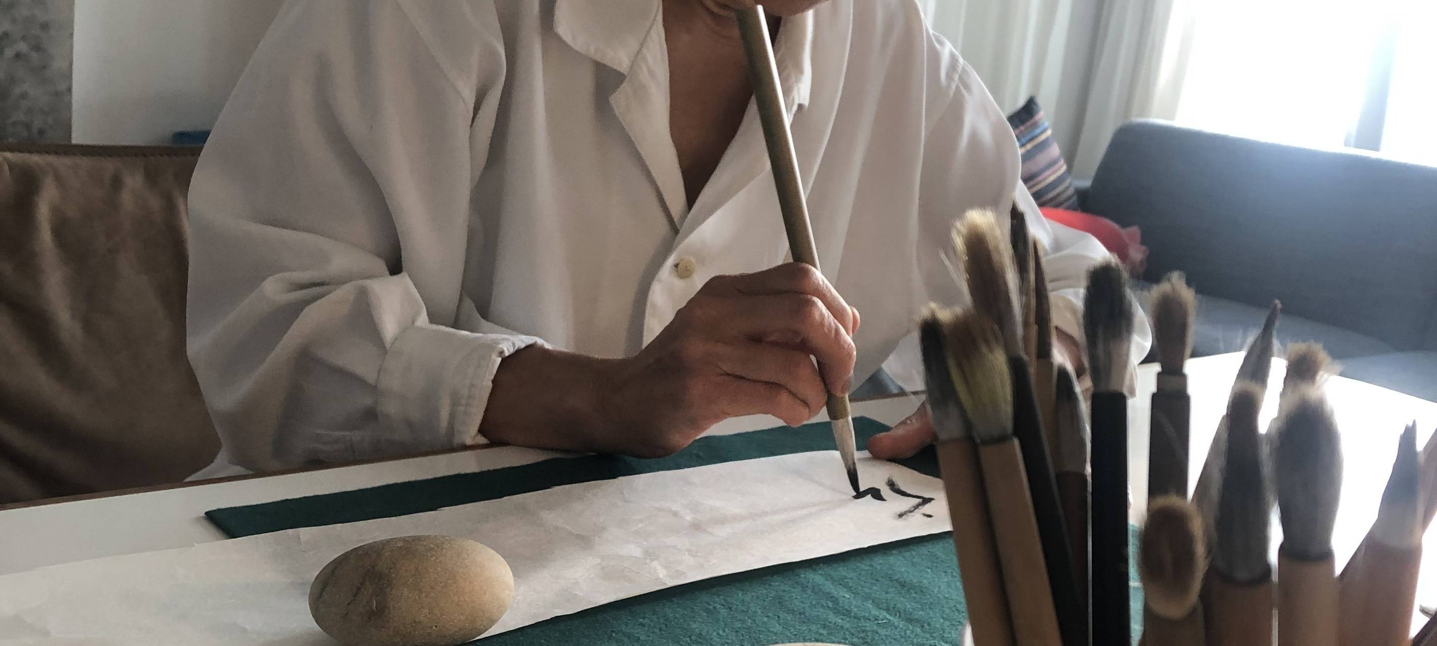 Künstlerin Junko Wada in Berlin bei der Arbeit an dem Text