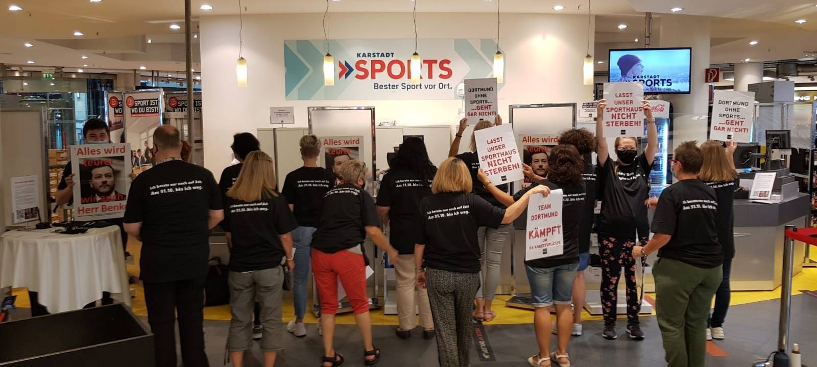 Karstadt Sports Dortmund: Mitarbeiter machen mit Aktion auf ihre Situation aufmerksam