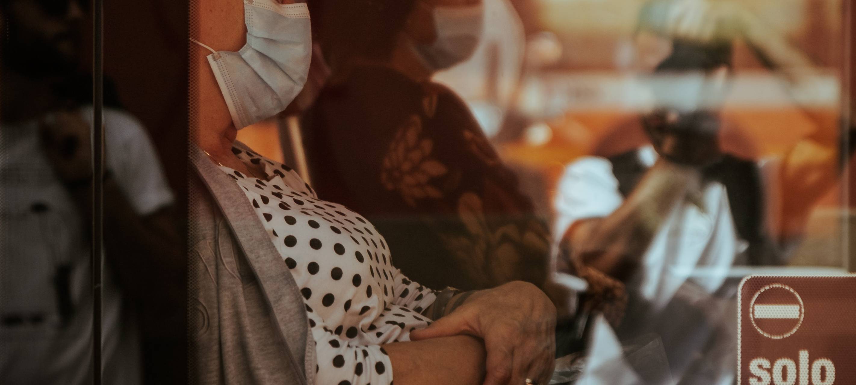 Symbolbild: Frau trägt Maske im Bus.