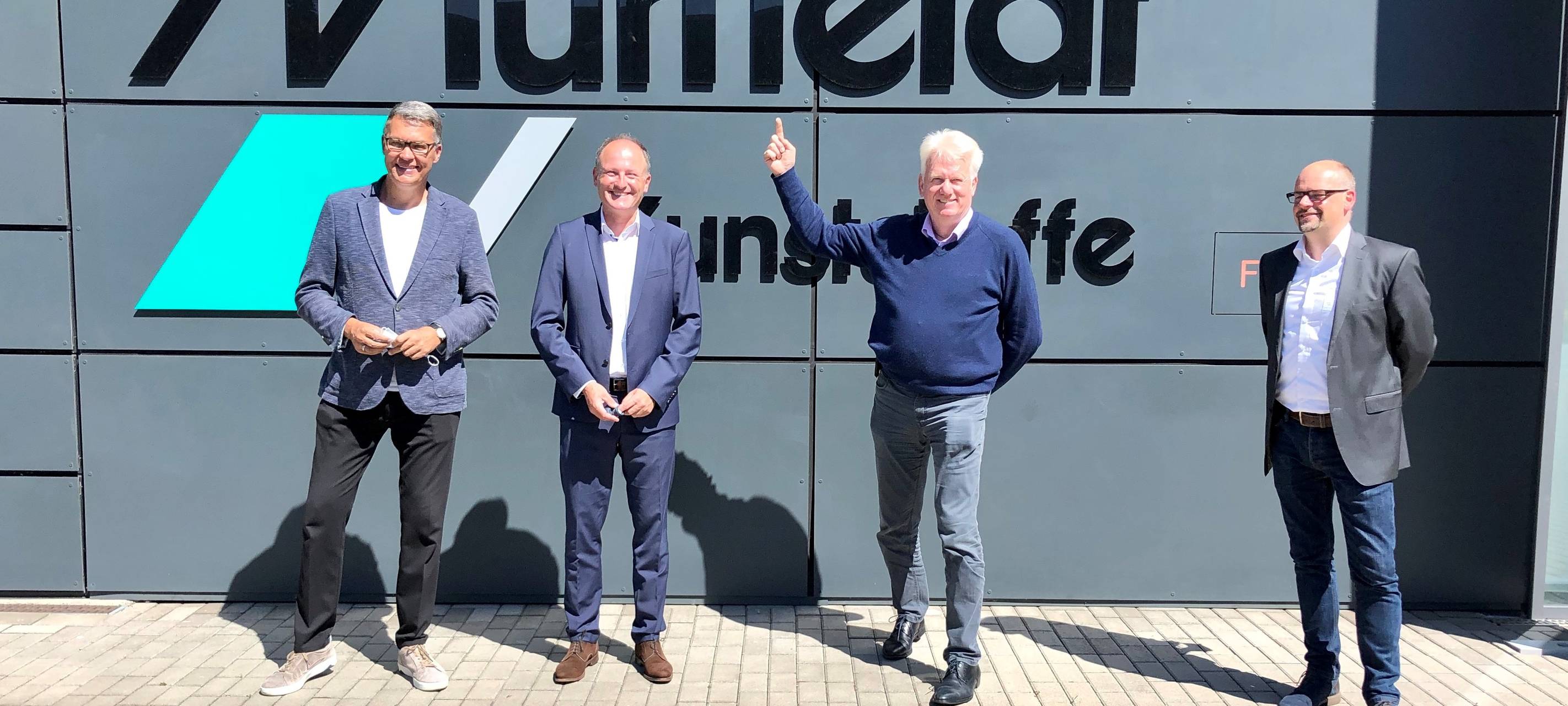 Oberbürgermeister Ullrich Sierau (2.v.r.) und Wirtschaftsförderer Thomas Westphal (1.v.l.).