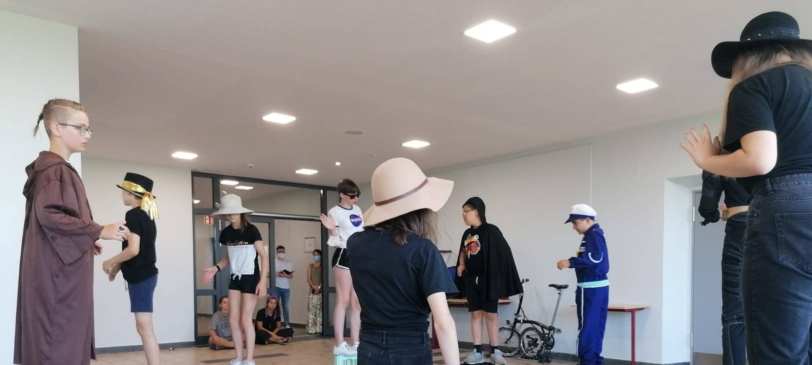 Jugendliche machen bei den Workshops vom Theatersommer mit.