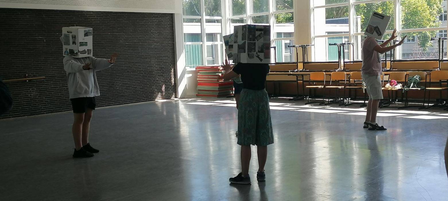 Jugendliche machen bei den Workshops vom Theatersommer mit.