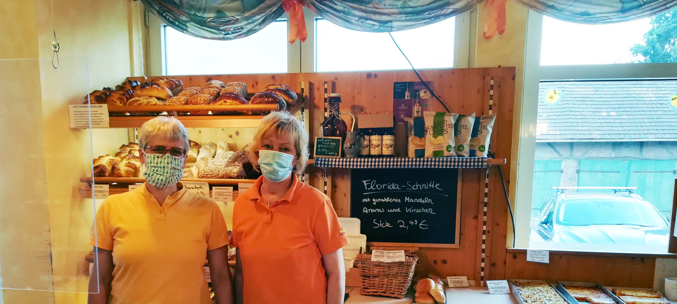 Renate Fischer mit einer Kollegin vom Hofladen Fischer