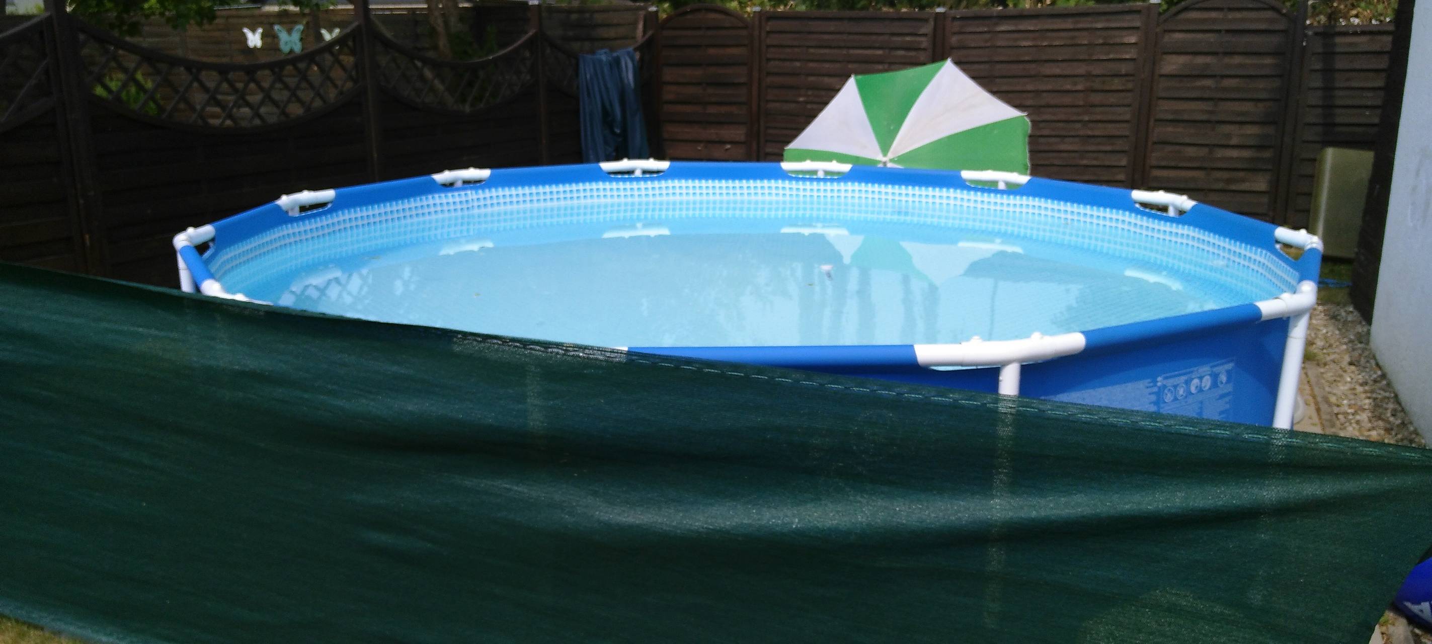 Pool im Kleingarten.