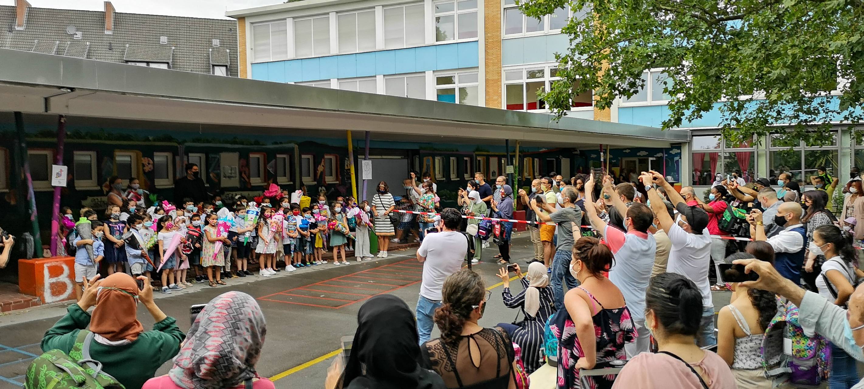 Schulstart nach den Sommerferien an der Petri-Grundschule im Dortmunder Klinikviertel