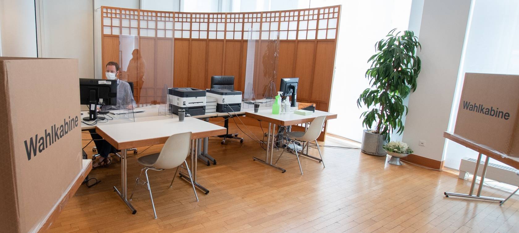 Briefwahlbüro unter Coronabediungen.