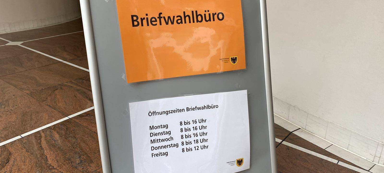 Schild Briefwahlbüro