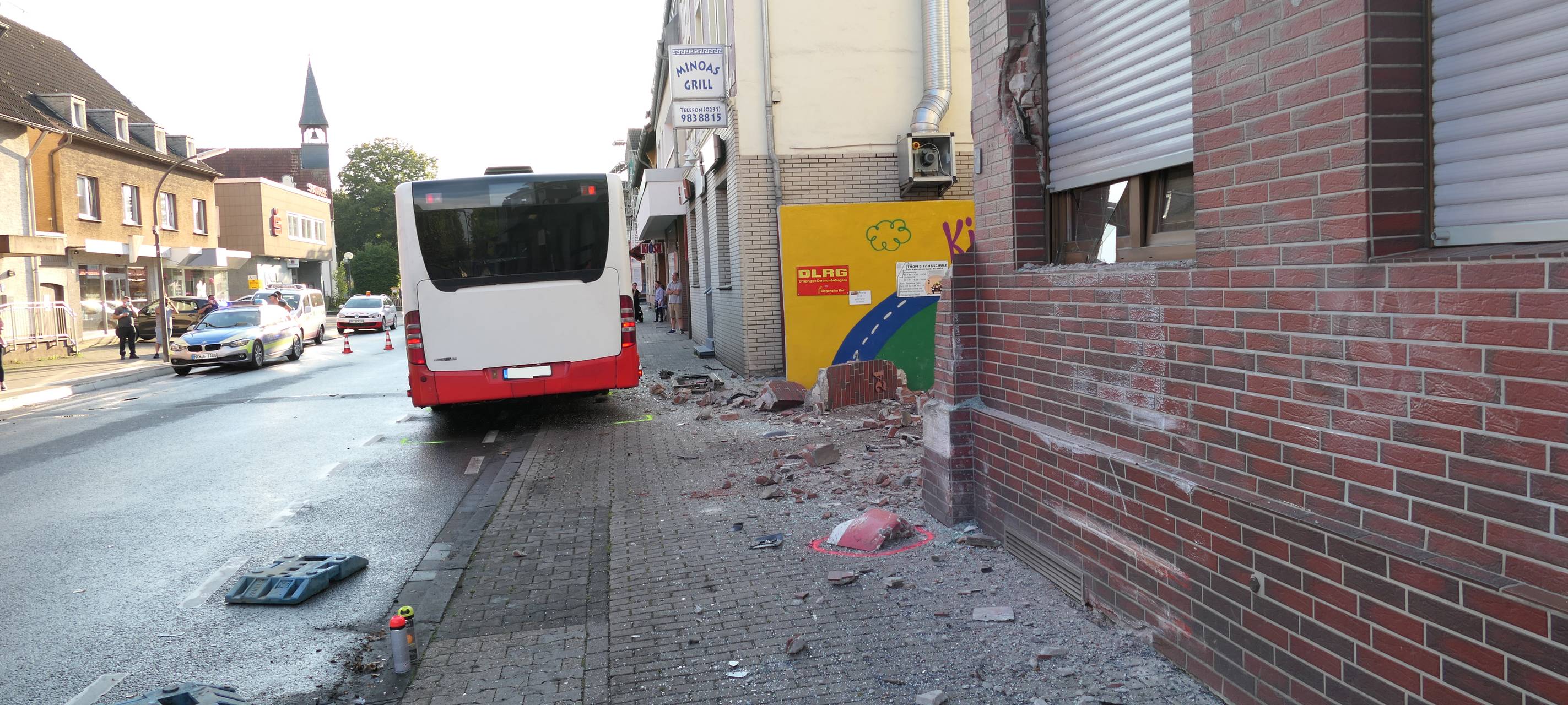 An dem Haus und am Bus entstand ein erheblicher Schaden.