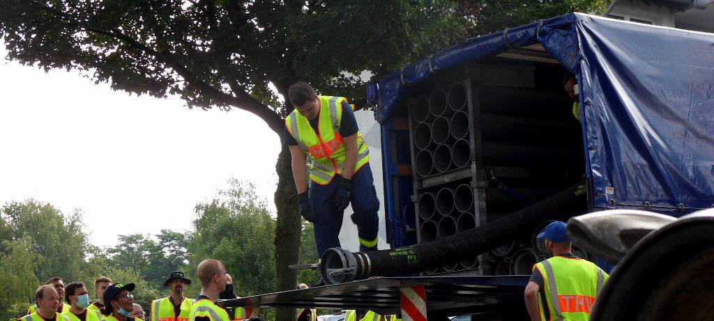 Die Dortmunder Feuerwehr hat am Wochenende das Technische Hilfswerk zur Unterstützung im Kampf gegen Überschwemmungen an der Emscherallee hinzugezogen.