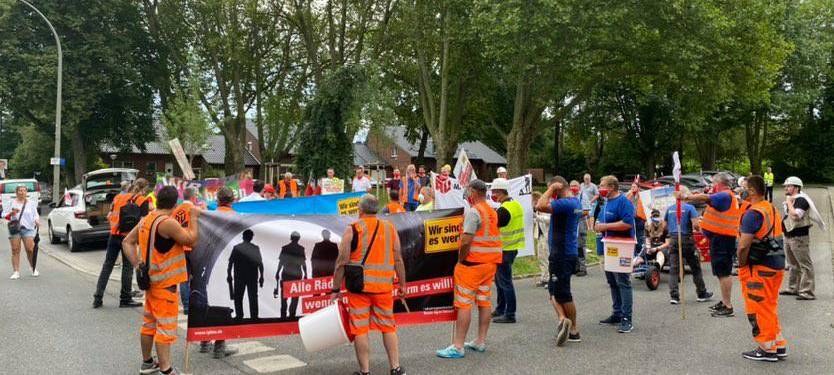 Am Mittag haben zahlreiche Bauarbeiter aus der Region in Dortmund mit Baggern für höhere Löhne und bessere Arbeitsbedingungen demonstriert.