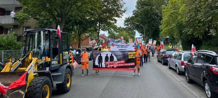 Am Mittag haben zahlreiche Bauarbeiter aus der Region in Dortmund mit Baggern für höhere Löhne und bessere Arbeitsbedingungen demonstriert.