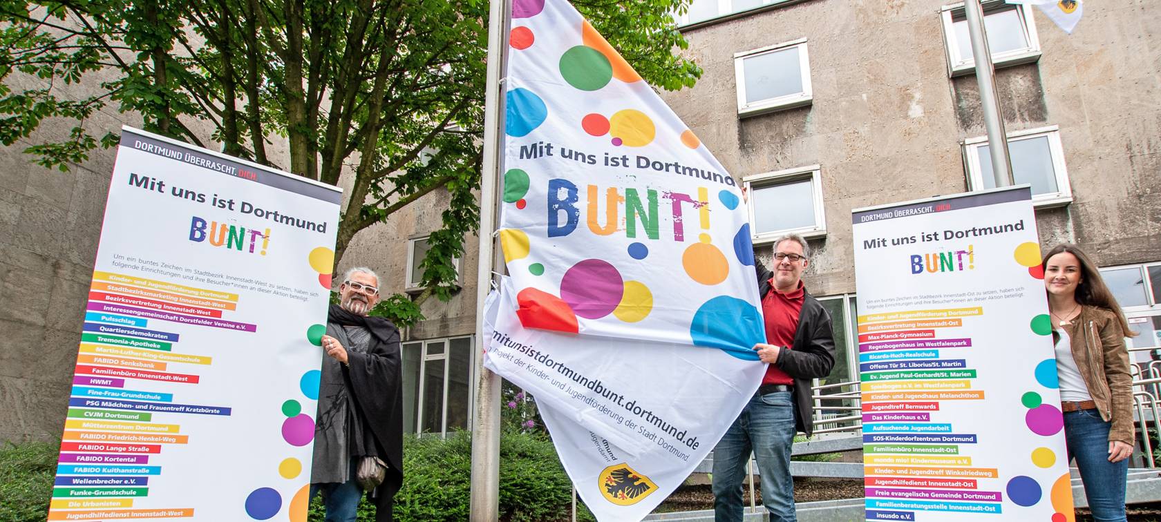 vor dem Jugendamt mit (v.li.) Ralf Finke (Jugendamt, Fachreferent Innenstadt-West), Mark Becker (Bereichsleiter Kinder- und Jugendförderung im Jugendamt) und Johanna Stöckler (Jugendamt, Fachreferentin Innenstadt-Ost).