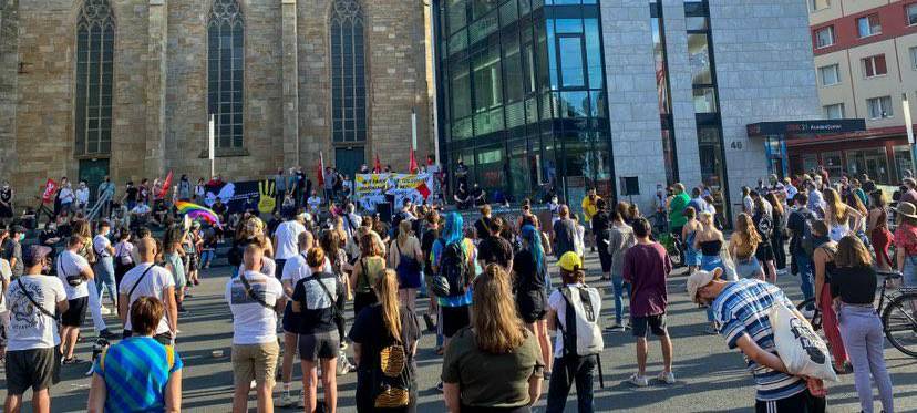 Ca 250 Demonstranten haben in Dortmund gestern an der Petrikirche der Opfer des rassisstischen Anschlags in Hanau vor sechs Monaten gedacht.