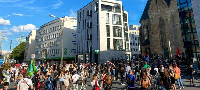 Ca 250 Demonstranten haben in Dortmund gestern an der Petrikirche der Opfer des rassisstischen Anschlags in Hanau vor sechs Monaten gedacht.
