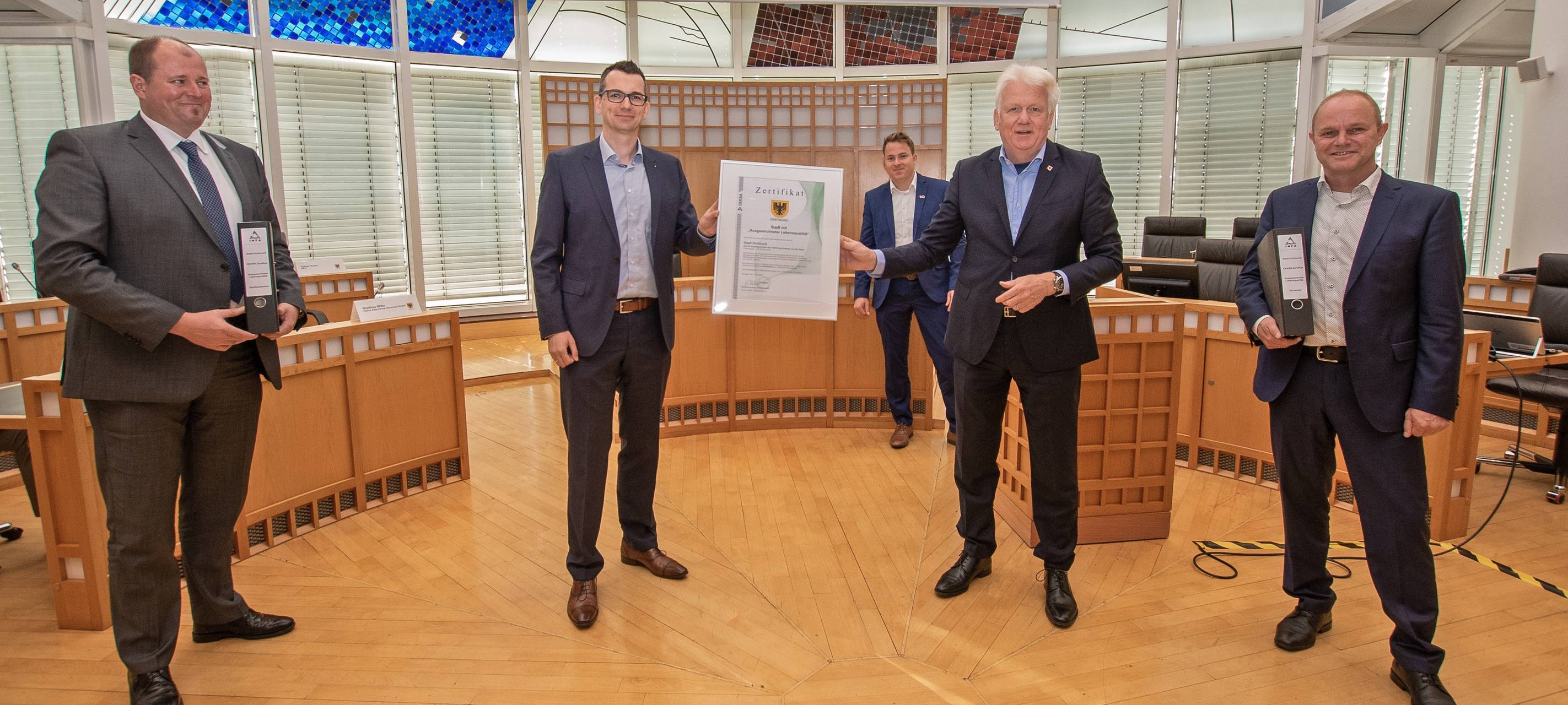 Bastian Prange (Geschäftsführer EDG), Matthias Witte (Geschäftsführer DEKRA), Matthias Kozka (Stadt Dortmund), Oberbürgermeister Ullrich Sierau, Rüdiger Reuter (INFA).