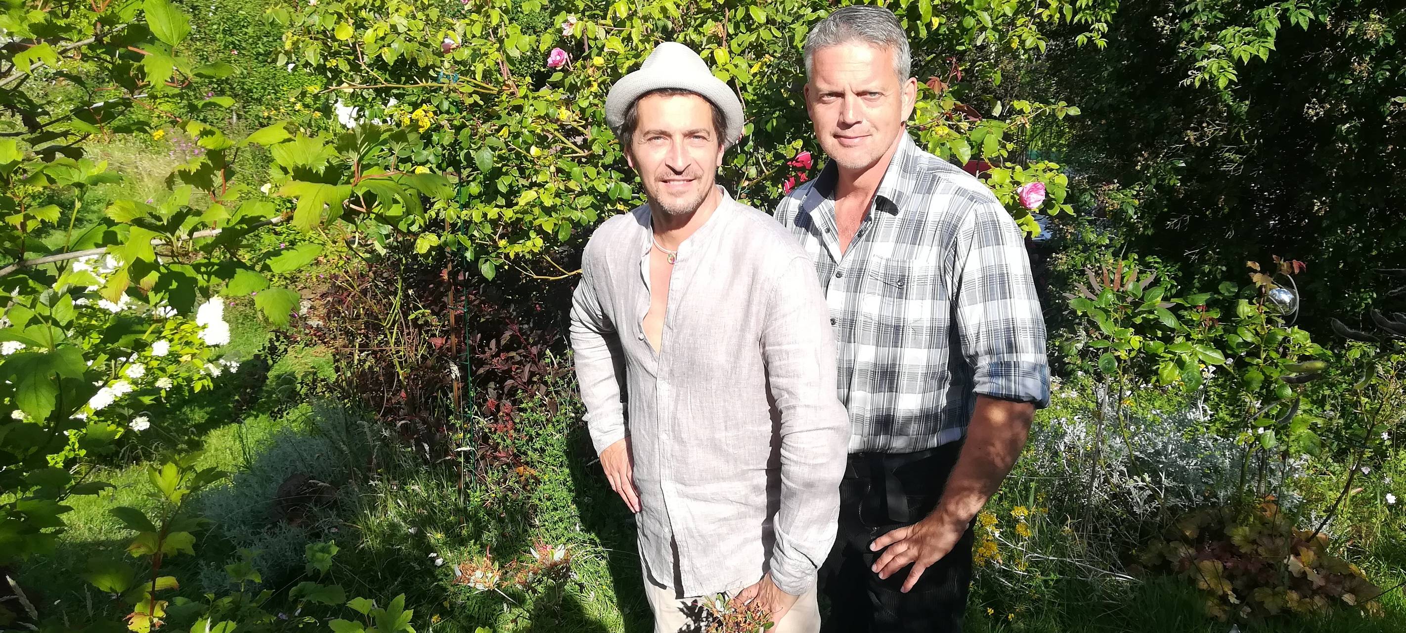 Matthias Blaus und Kevin Delcroix geben jetzt Gartenführungen durch ihren Rosengarten.