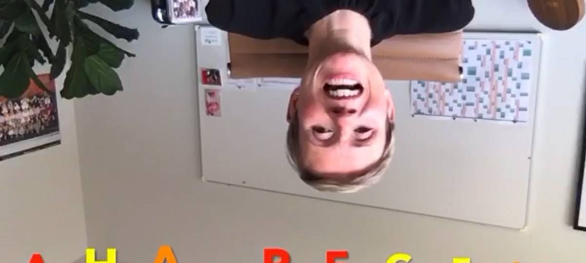 Schulleiterin des Heinrich Heine Gymnasiums rappt AHA-Regeln.