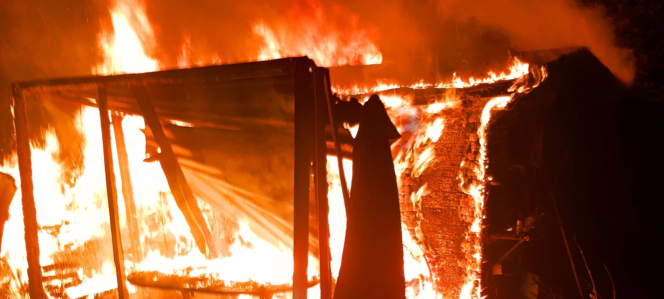 Die Gartenlaube brannte komplett aus.