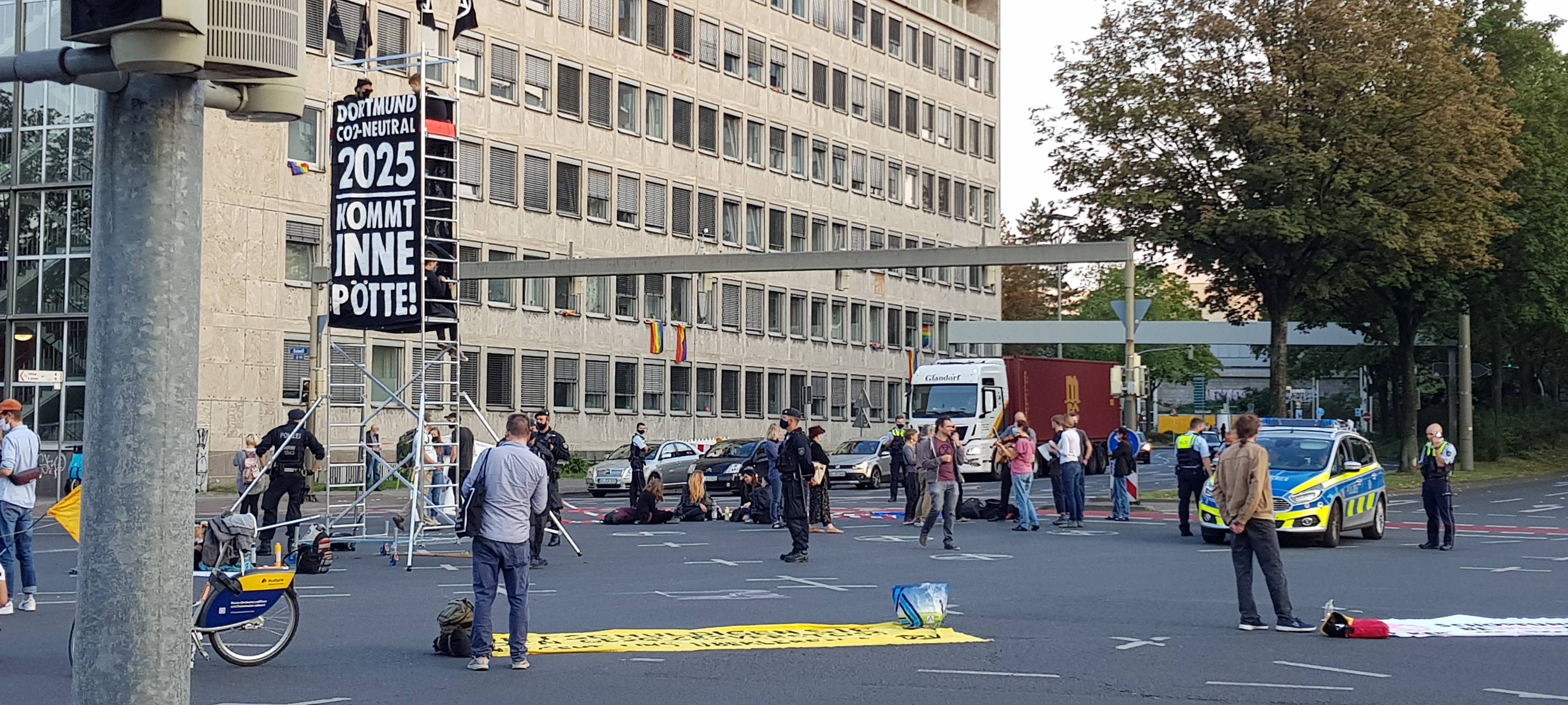 Klimaaktivisten blockieren Kreuzung Südwall/Ruhrallee in Dortmund