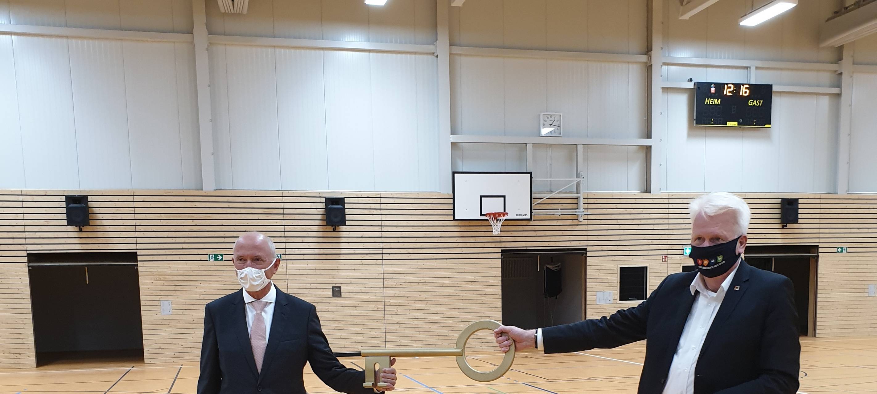 "Schlüsselübergabe" Dreifachsporthalle mit Ullrich Sierau und Leiter der Geschwister-Scholl-Gesamtschule.