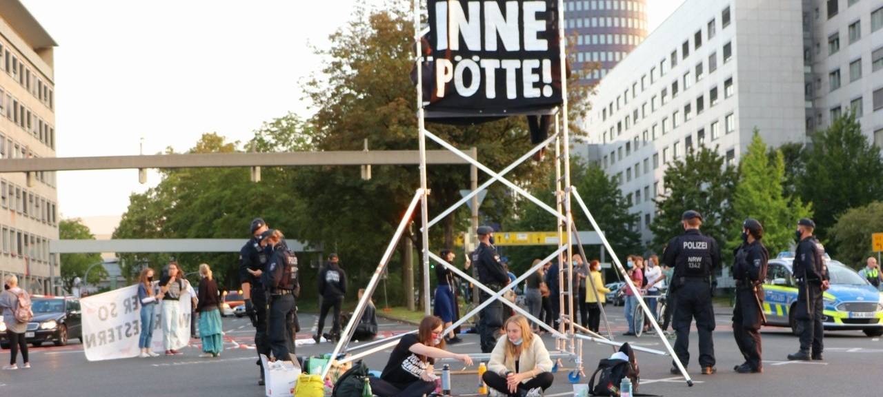 Klimaaktivisten blockieren Kreuzung Südwall/Ruhrallee in Dortmund