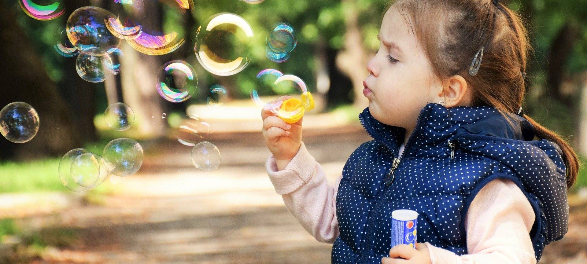 Kind mit Seifenblasen.