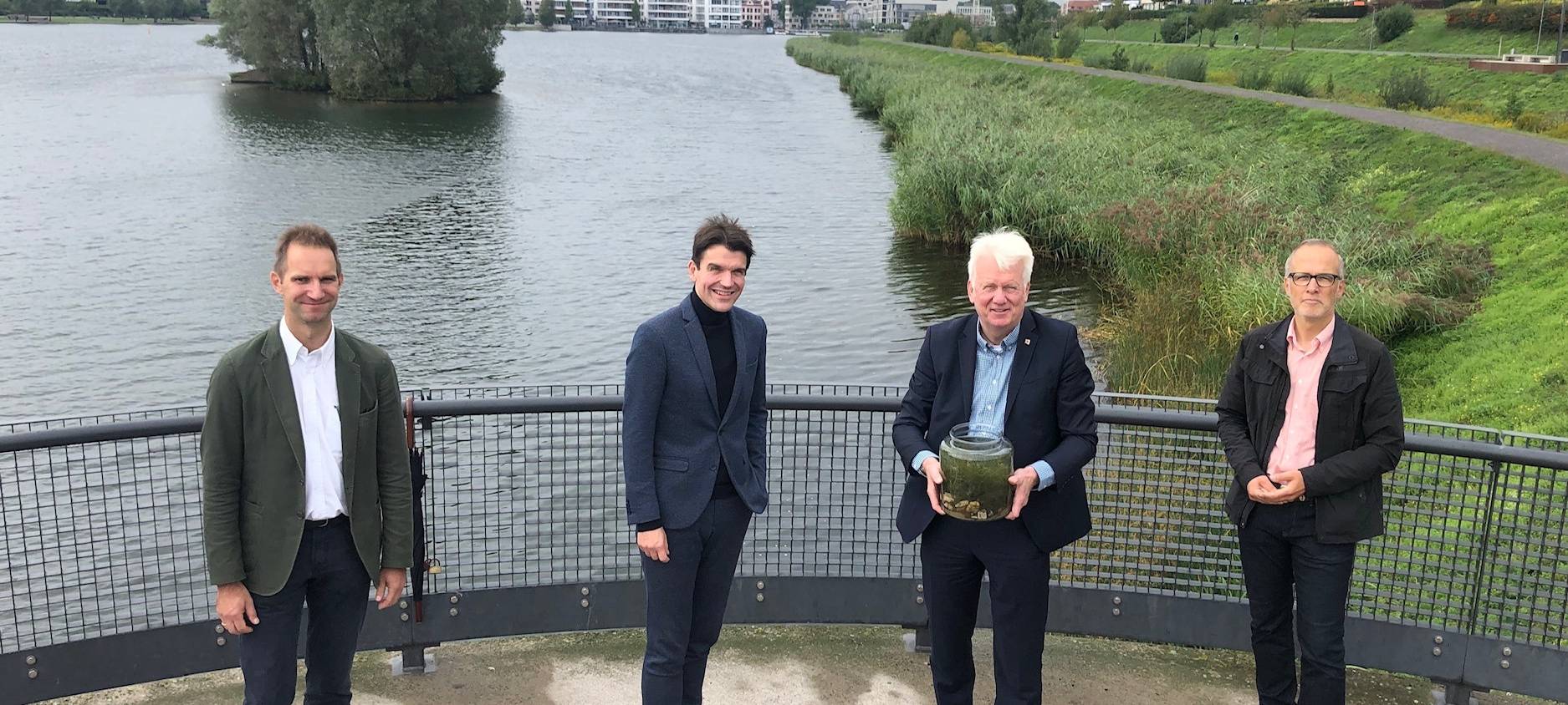 Ortstermin mit Armleuchteralge: Bernd Möhring, Prof. Dr. Uli Paetzel, Ullrich Sierau und Georg Sümer (v.l.).