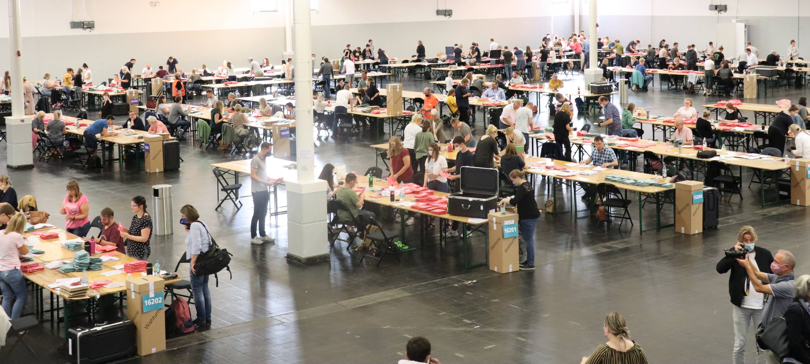 In der Dortmunder Westfalenhalle werden die Briefwahlstimmen ausgezählt.