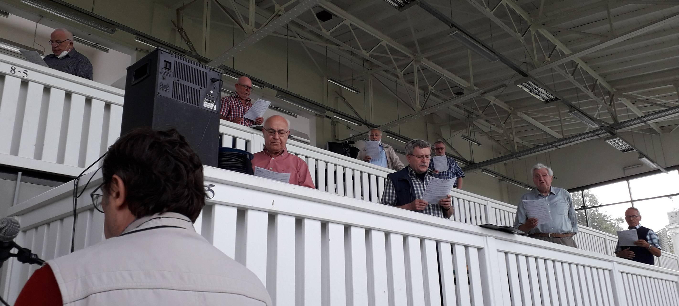 Männerchöre statt Pferdehufe: Chroprobe auf der Galopprennbahn