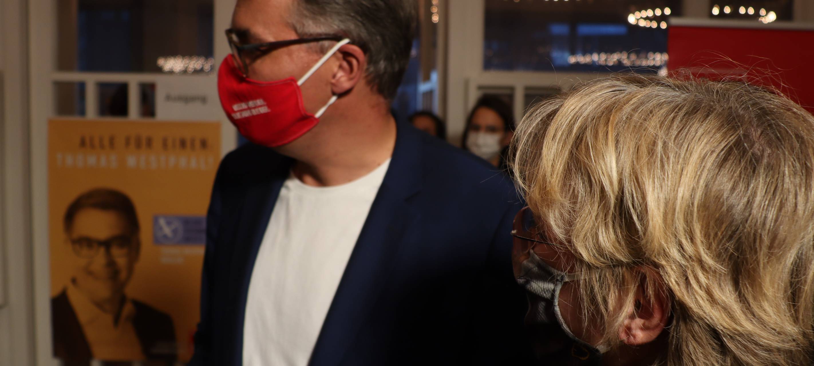 Daniela Schneckenburger gratuliert Thomas Westphal zum Sieg.