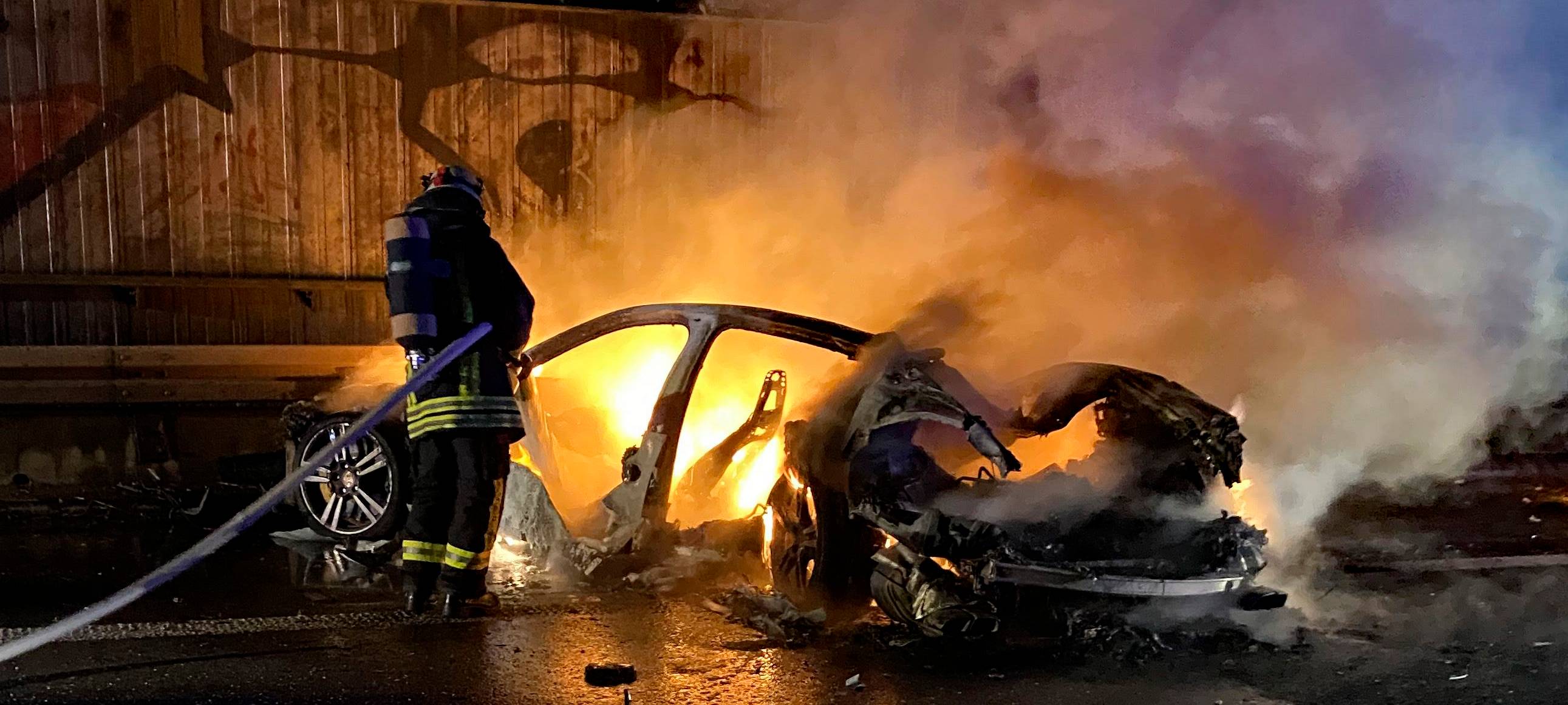 Dortmund: Pkw brennt nach Unfall komplett aus