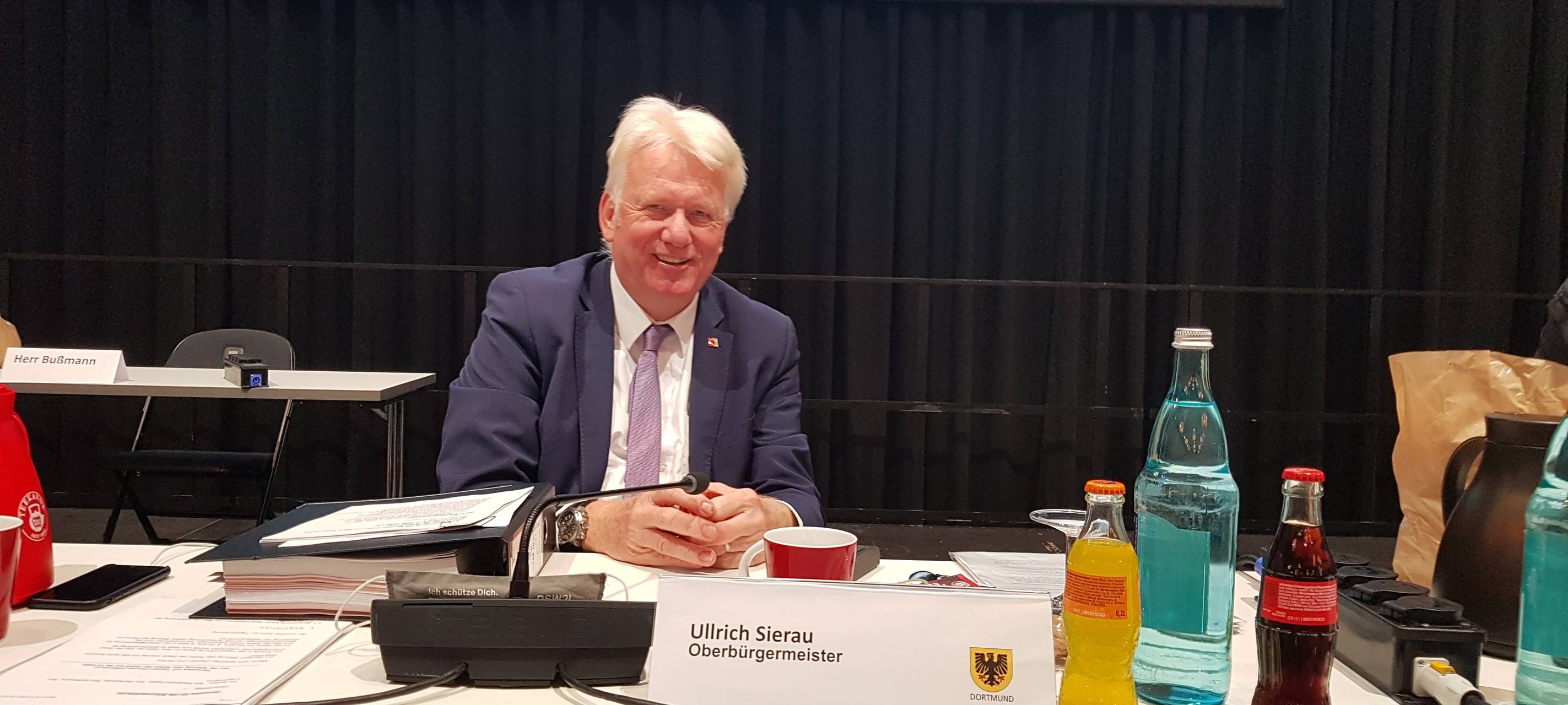 OB Ullrich Sierau bei seiner letzten Ratssitzung.