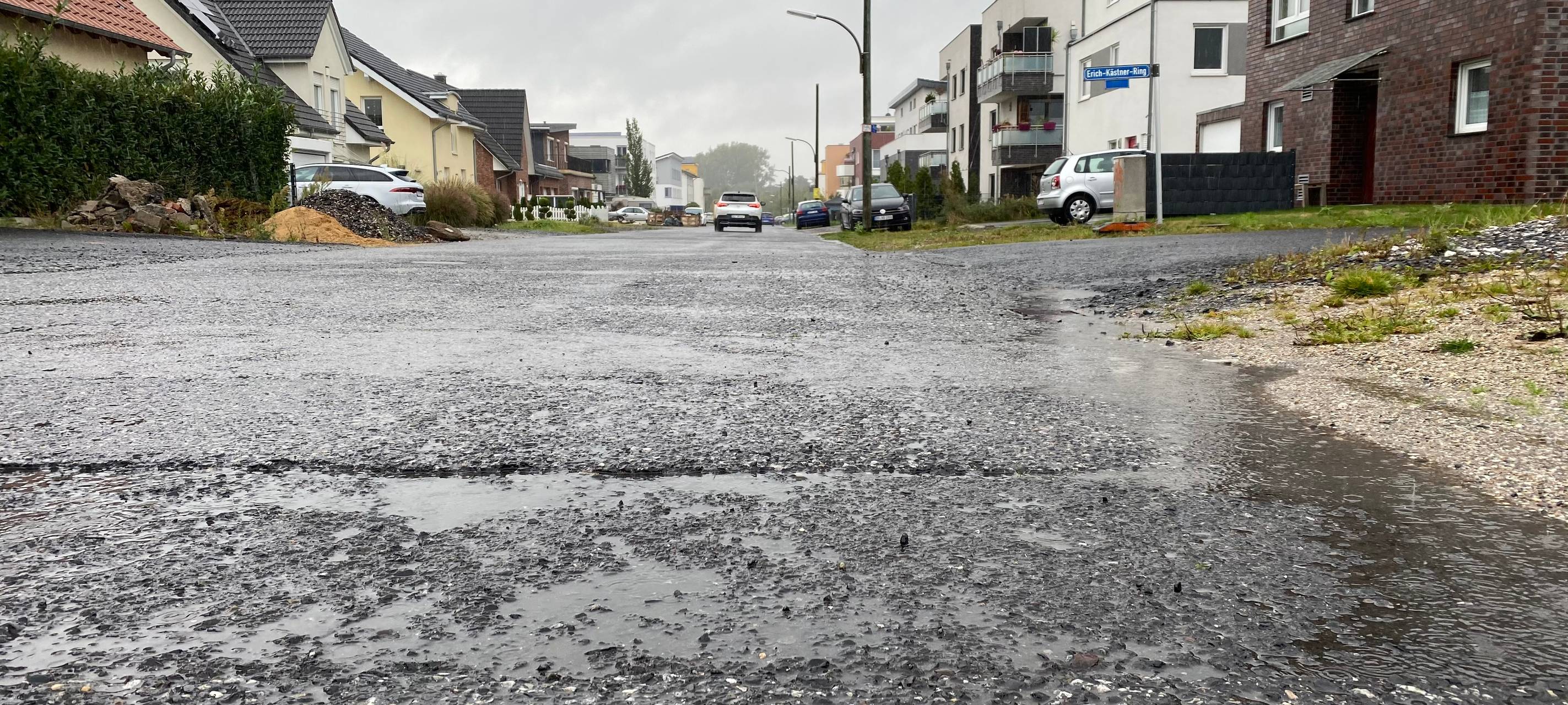 Und wartet dann 10 Jahre auf eine vernünftige Straße mit Bürgersteig und Beleuchtung. Genauso sieht es immer noch in der Brechtener Heide aus. Florian Joswig kennt die ganze Geschichte.
