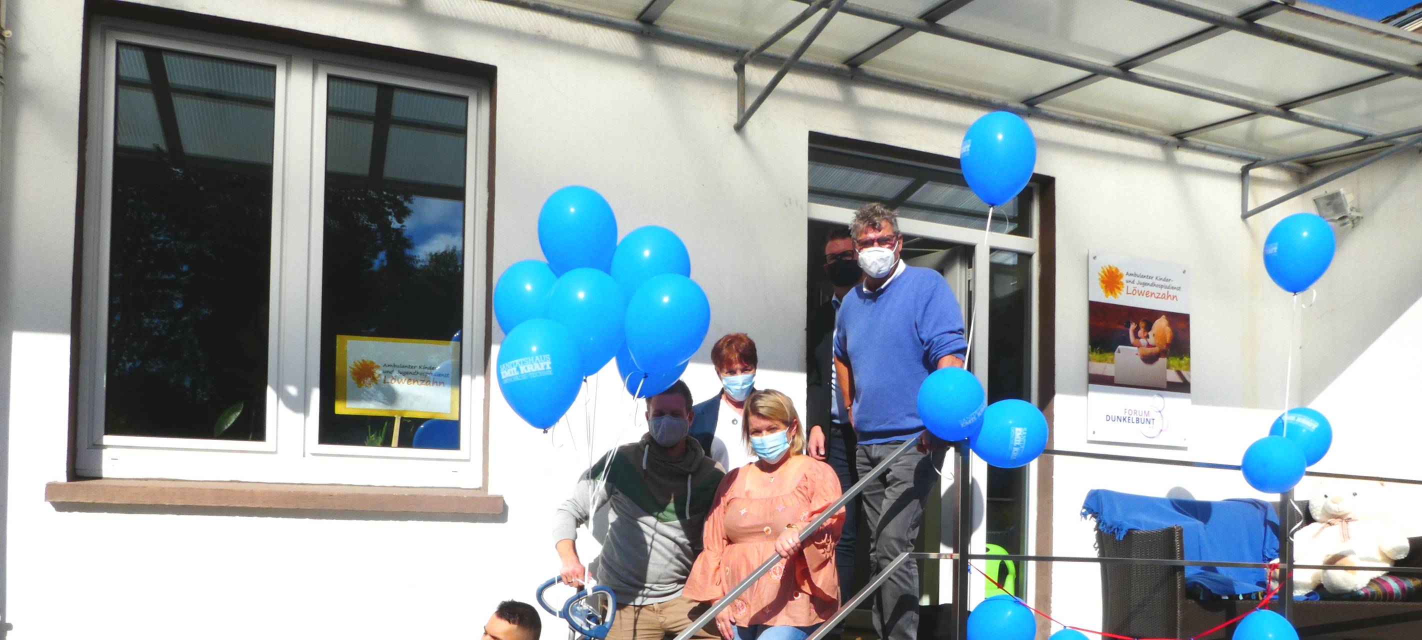 Einweihung des ScalaMobils beim ambulanten Kinder- und Jugendhospizdienst Löwenzahn . Mit dabei war BVB-Stadionsprecher Nobby Dickel.
