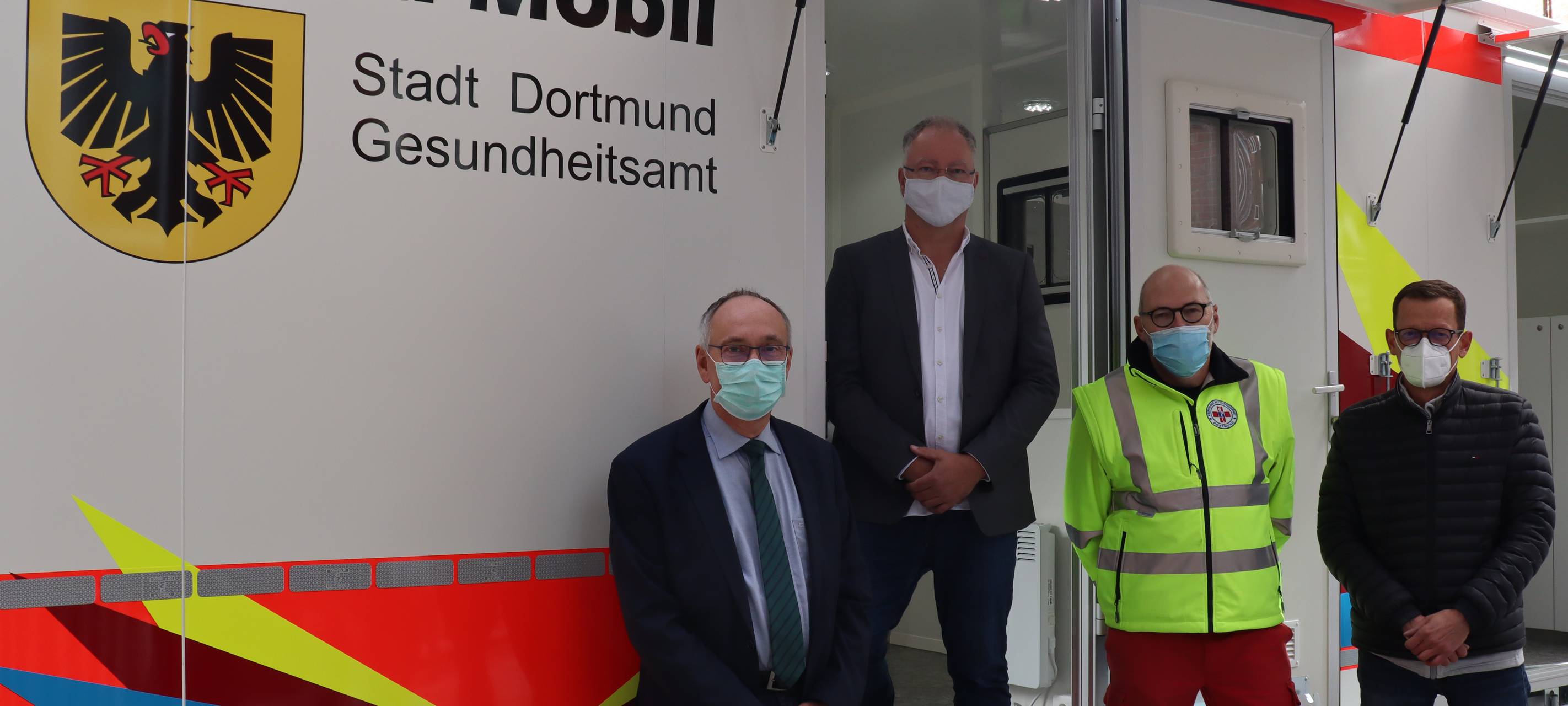 Die Zahl der Corona-Neuinfektionen in Dortmund wird weiter steigen. Deshalb gibt es jetzt beim Gesundheitsamt eine mobile Teststation. Radio 91.2-Reporterin Annette Jaciuk hat sich das „Corona-Mobil“ angeschaut.