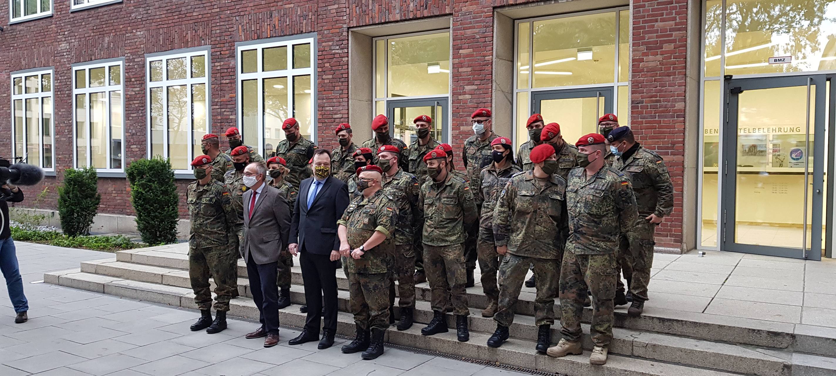 Dr. Frank Renken und Norbert Dahmen mit den Soldaten.
