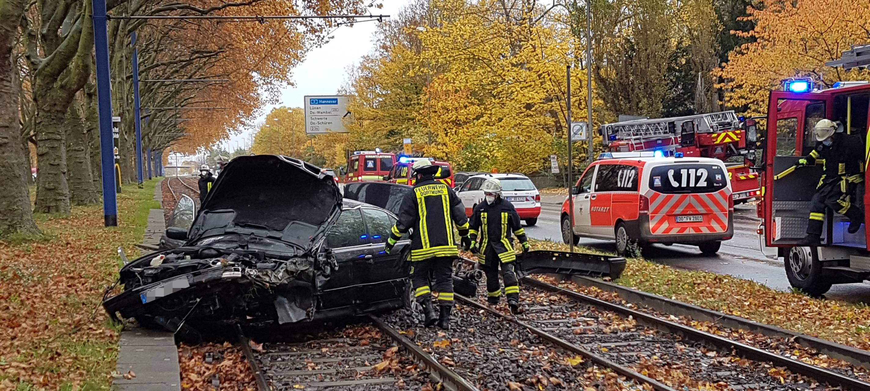 Dortmund: Auto landet nach Unfall im Gleisbett