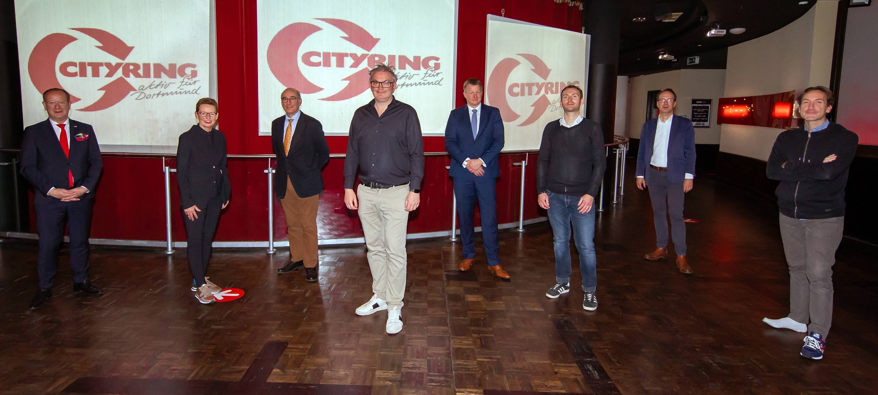 Tobias Heitmann (4.v.l.), Geschäftsführer der Galerie Zimmermann & Heitmann GmbH, wurde zum neuen Cityring-Vorstandsvorsitzenden gewählt. Als sein Stellvertreter fungiert von nun an Paul Spielhoff (3.v.r.), Geschäftsführer der Wim Gelhard GmbH. Ebenfalls neu im Vorstand sind Dr. Robert Jung (4.v.r.), Partner in der Wirtschaftskanzlei Spieker & Jaeger, sowie Ute Gemmeke (2.v.l.), Geschäftsstellenleiterin des Schuhhauses Vogelsang. Im Vorstand verbleiben werden Franz van Bremen (3.v.l.), Pianohaus H. van Bremen GmbH & Co. KG, Jürgen Wallinda-Zilla (2.v.r.), Geschäftsführer der Zilla Medienagentur GmbH, Holger Schmidt (r.), Geschäftsführer der Lifestyle & Friends Agentur für Kommunikation GmbH, sowie auch Dirk Rutenhofer (l.).