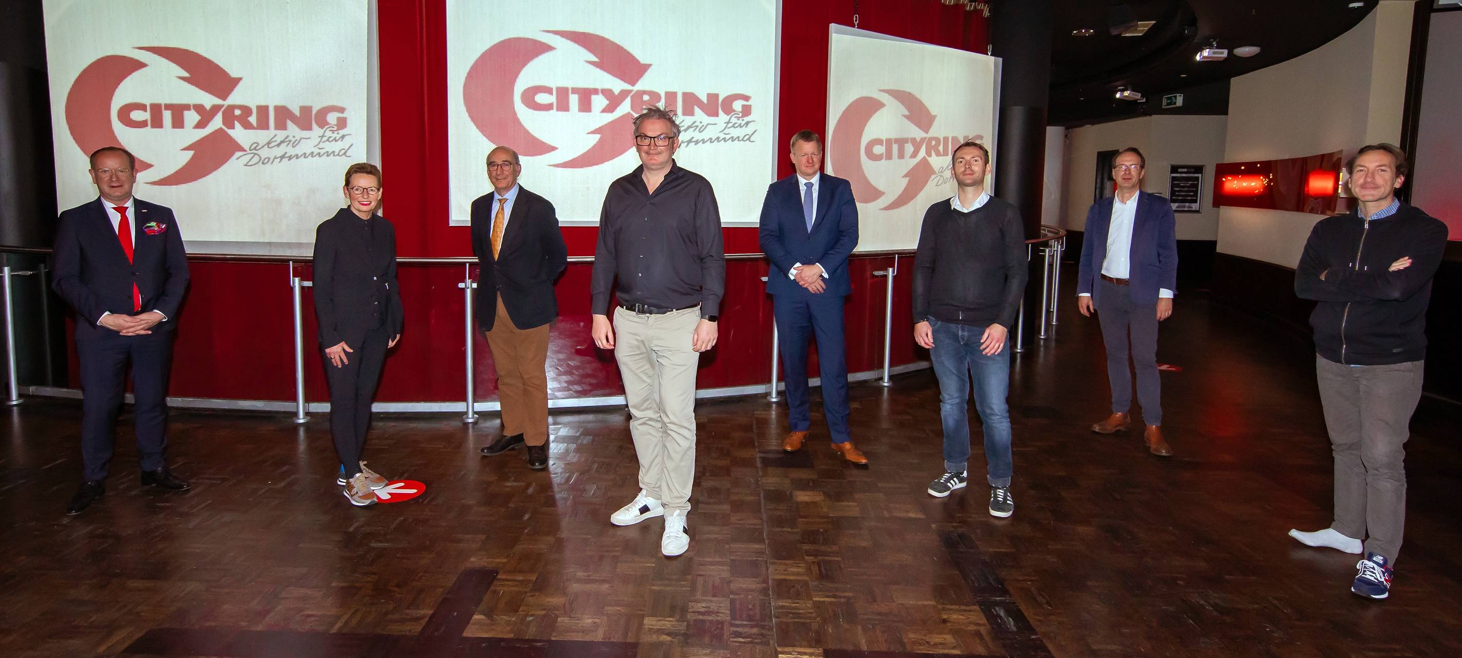 Tobias Heitmann (4.v.l.), Geschäftsführer der Galerie Zimmermann & Heitmann GmbH, wurde zum neuen Cityring-Vorstandsvorsitzenden gewählt. Als sein Stellvertreter fungiert von nun an Paul Spielhoff (3.v.r.), Geschäftsführer der Wim Gelhard GmbH. Ebenfalls neu im Vorstand sind Dr. Robert Jung (4.v.r.), Partner in der Wirtschaftskanzlei Spieker & Jaeger, sowie Ute Gemmeke (2.v.l.), Geschäftsstellenleiterin des Schuhhauses Vogelsang. Im Vorstand verbleiben werden Franz van Bremen (3.v.l.), Pianohaus H. van Bremen GmbH & Co. KG, Jürgen Wallinda-Zilla (2.v.r.), Geschäftsführer der Zilla Medienagentur GmbH, Holger Schmidt (r.), Geschäftsführer der Lifestyle & Friends Agentur für Kommunikation GmbH, sowie auch Dirk Rutenhofer (l.).