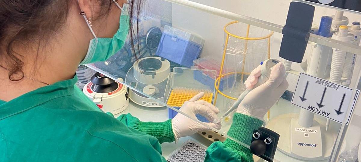 Mitarbeiterin des Labors vom Dortmunder Klinikum analysiert Corona-Tests.