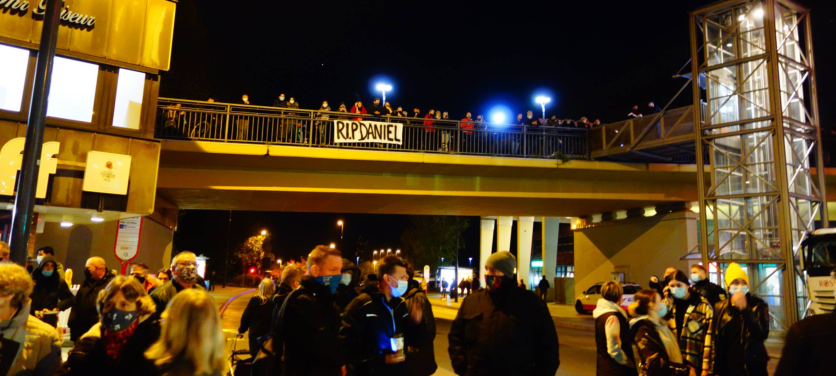 Nach tödlichem Messerangriff: 500 Menschen nehmen an Gedenkfeier teil