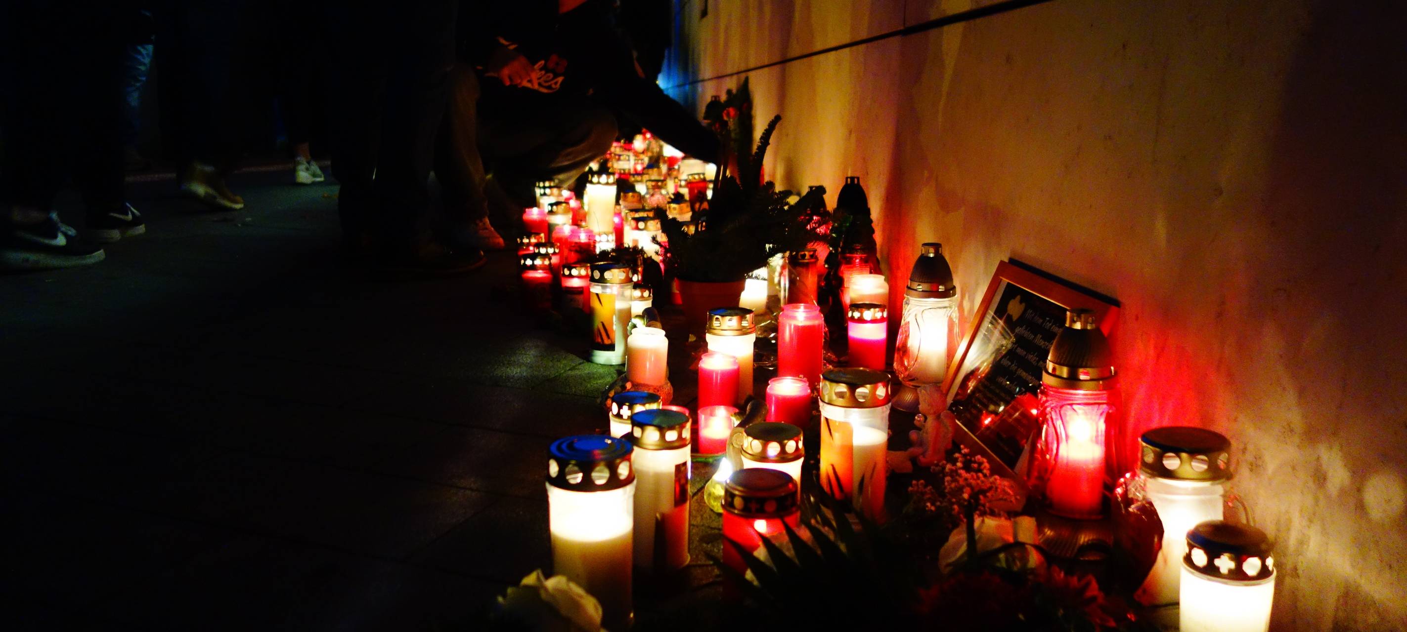 Nach tödlichem Messerangriff: 500 Menschen nehmen an Gedenkfeier teil