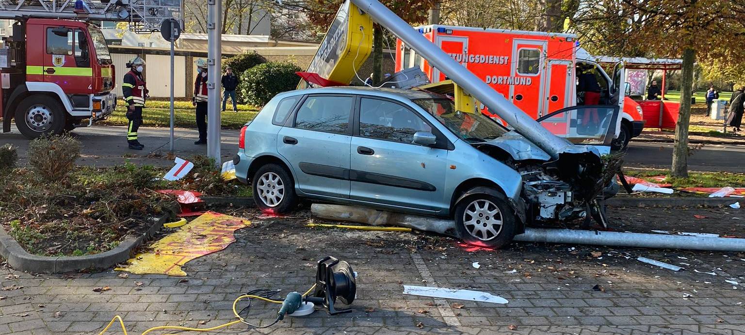 Senior rast mit Auto in Supermarkt-Schild.
