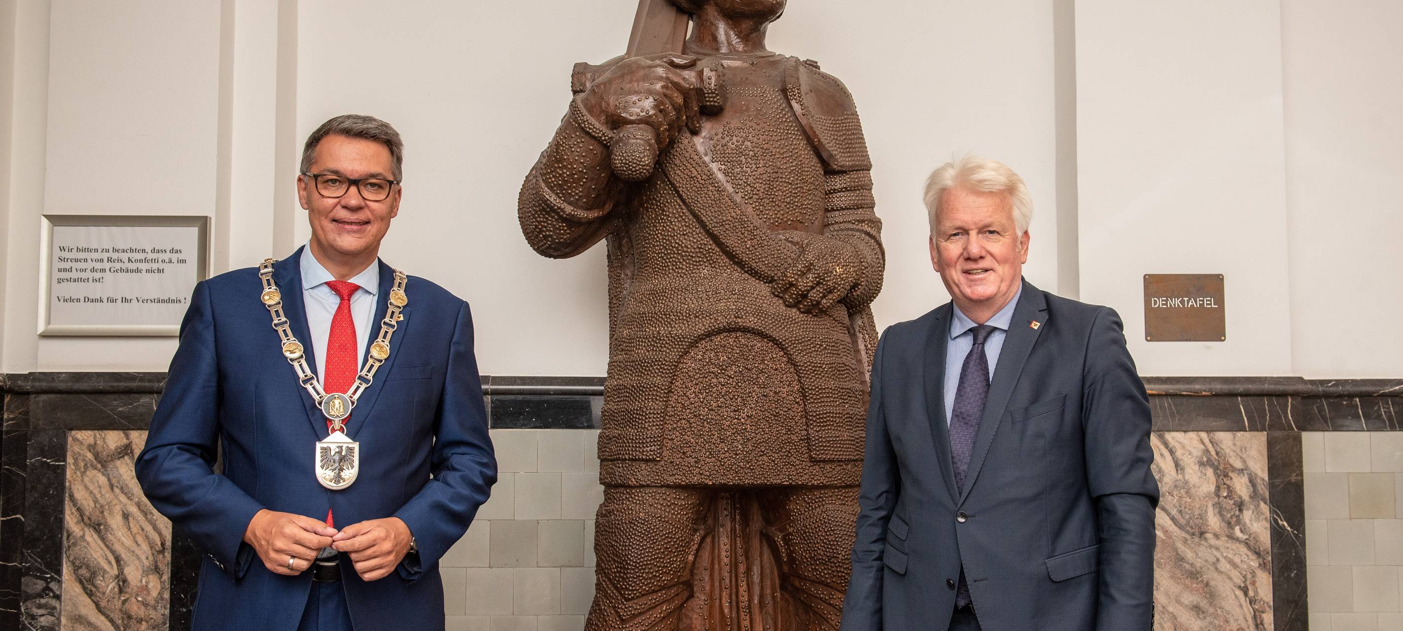 Thomas Westphal bekommt Amtskette überreicht