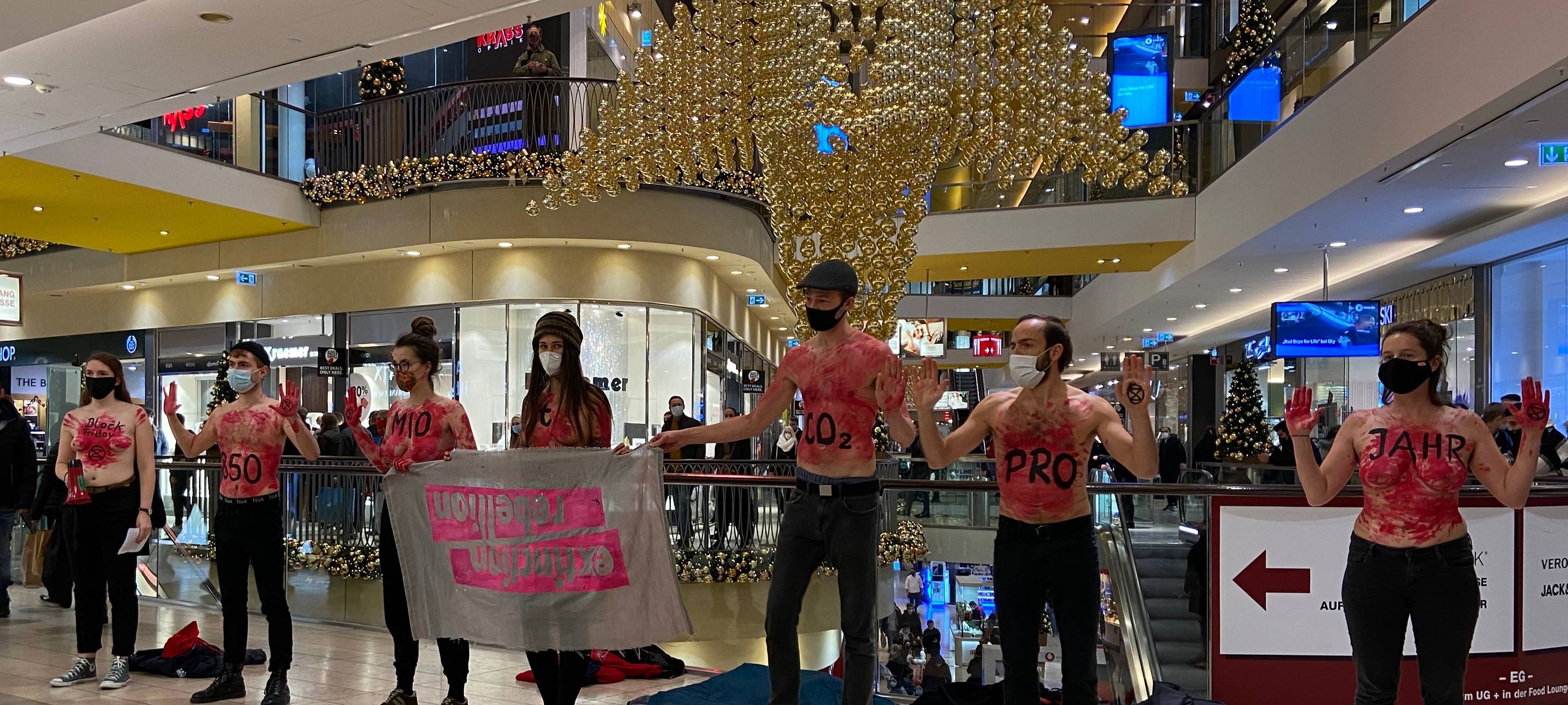 Protest gegen Modeindustrie in Thier-Galerie