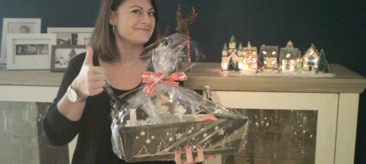 "Liefer Claus" Patrick Arens überreicht Weihnachtskörbe