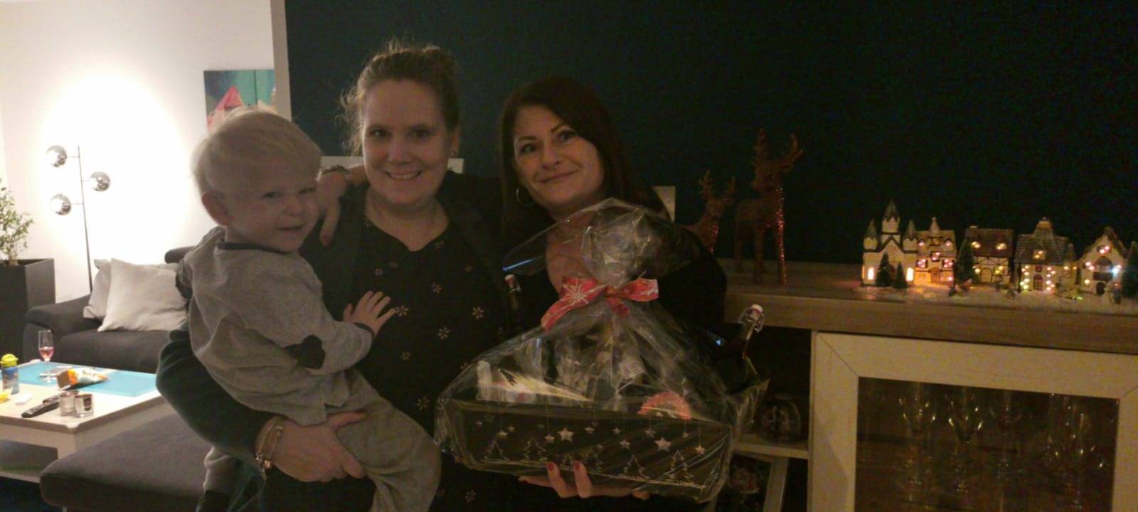 "Liefer Claus" Patrick Arens überreicht Weihnachtskörbe