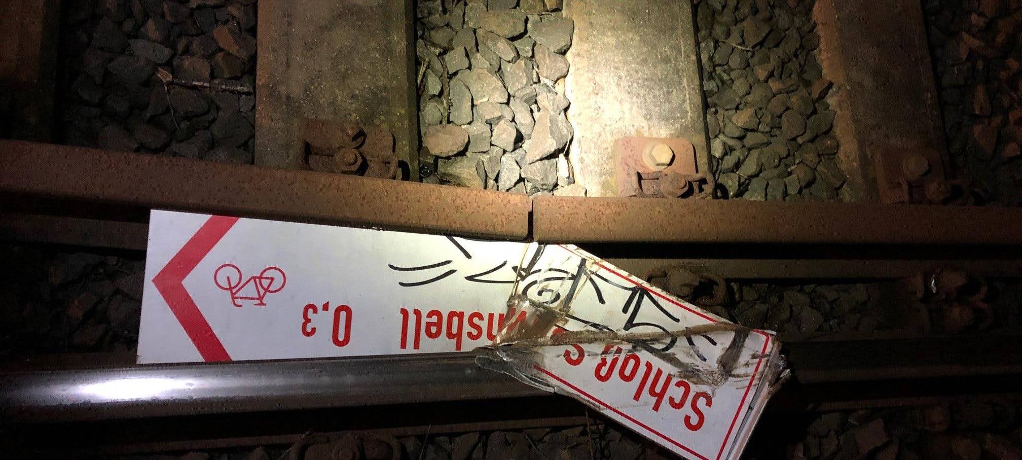 Dortmund: Unbekannte Täter legen Verkehrsschilder auf Gleise