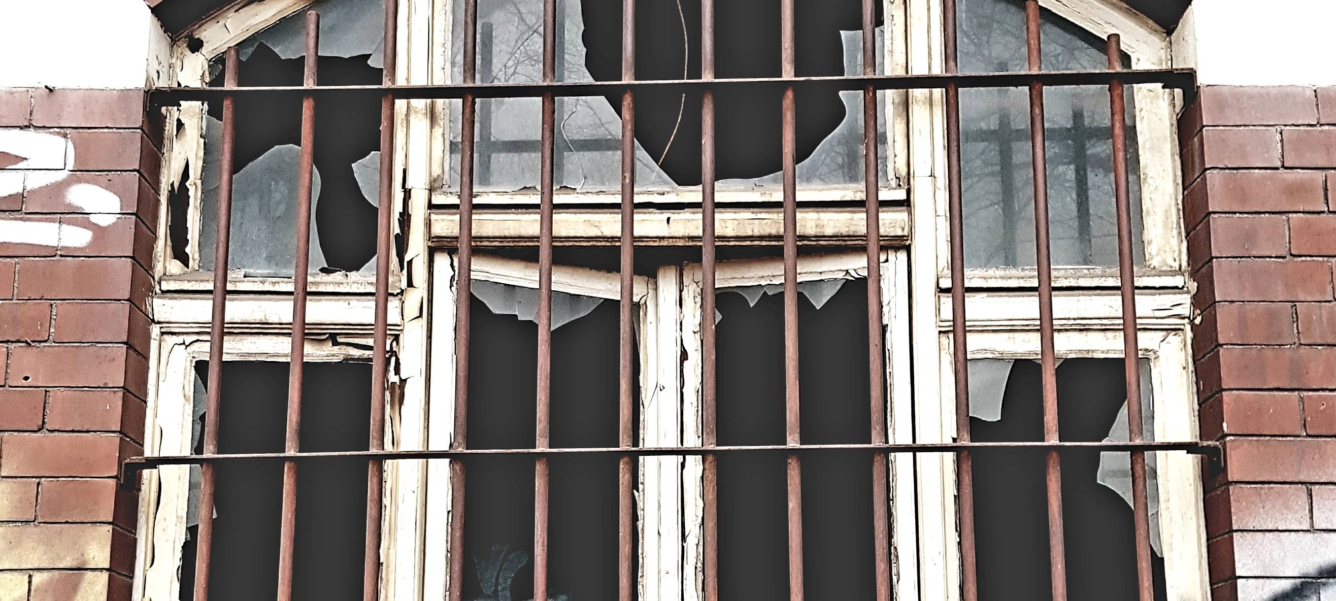 „Lost Places“ sind Orte, die irgendwann einmal ihren Zweck nicht mehr erfüllt haben und seitdem leer stehen. Manche sind wie Zeitkapseln, weil sich in ihnen nicht verändert hat. Andere wiederum sind dem Verfall preisgegeben, vermodern, verrotten und werden von Graffiti-Sprüher geliebt.