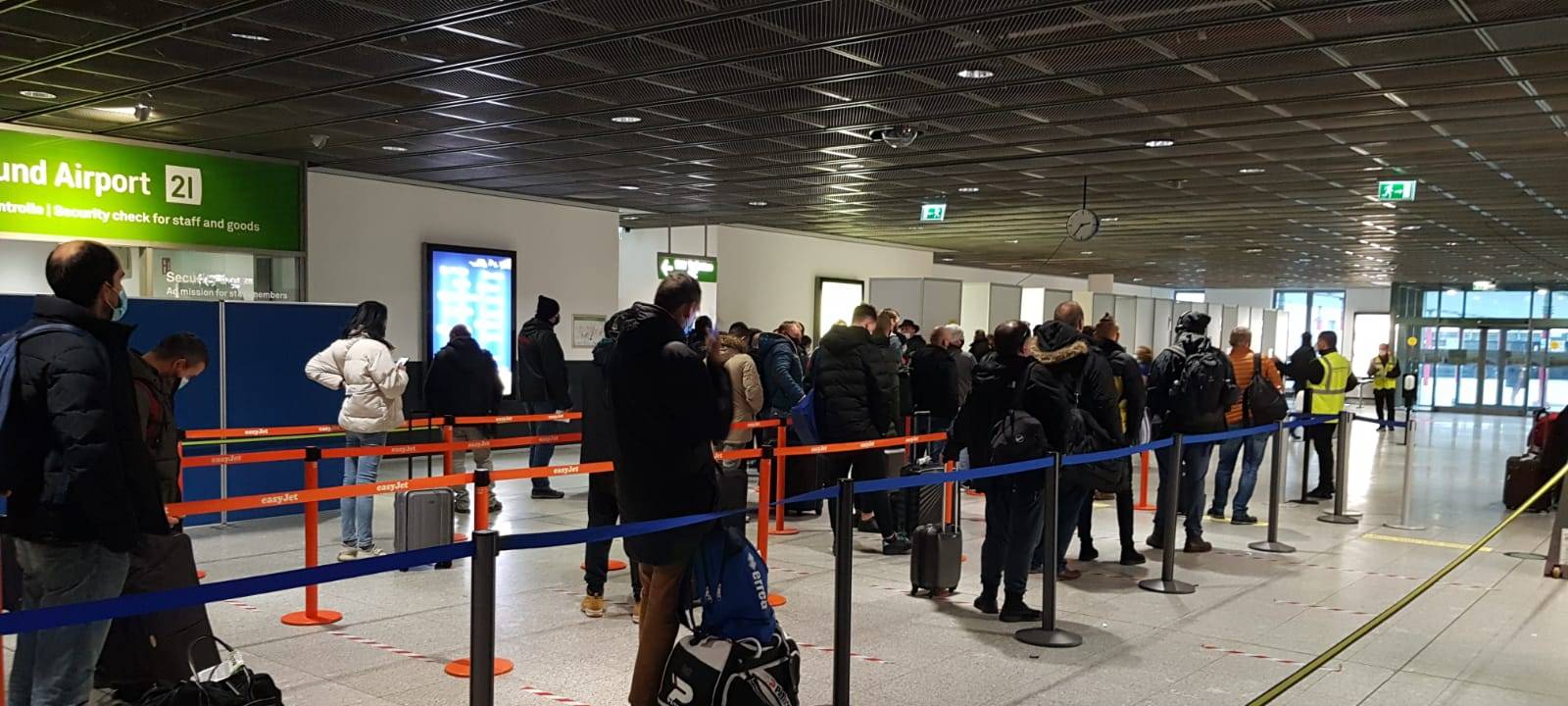 Am Dortmunder Flughafen läuft die Corona-Testung mittlerweile offenbar reibungslos. Die Ankommenden werden in vier Warteschlangen eingeteilt. Eine davon ist die sogenannte "Fast Line". Sie ist zum Beispiel für Reisende mit kleinen Kindern reserviert oder für Menschen mit einer Behinderung.